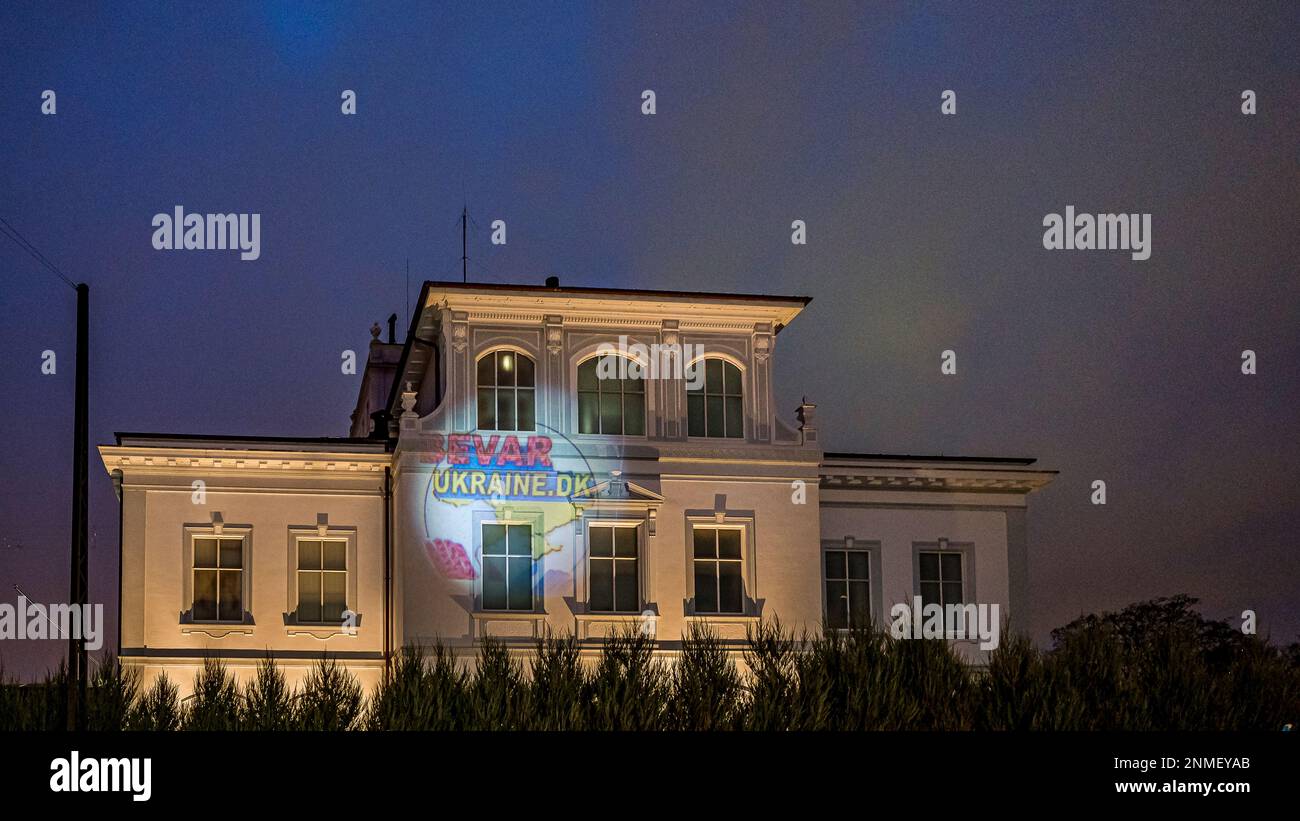 Projection d'une image ukrinienne sur la façade de l'ambassade de Russie à Copenhague le 24th février 2023 Banque D'Images
