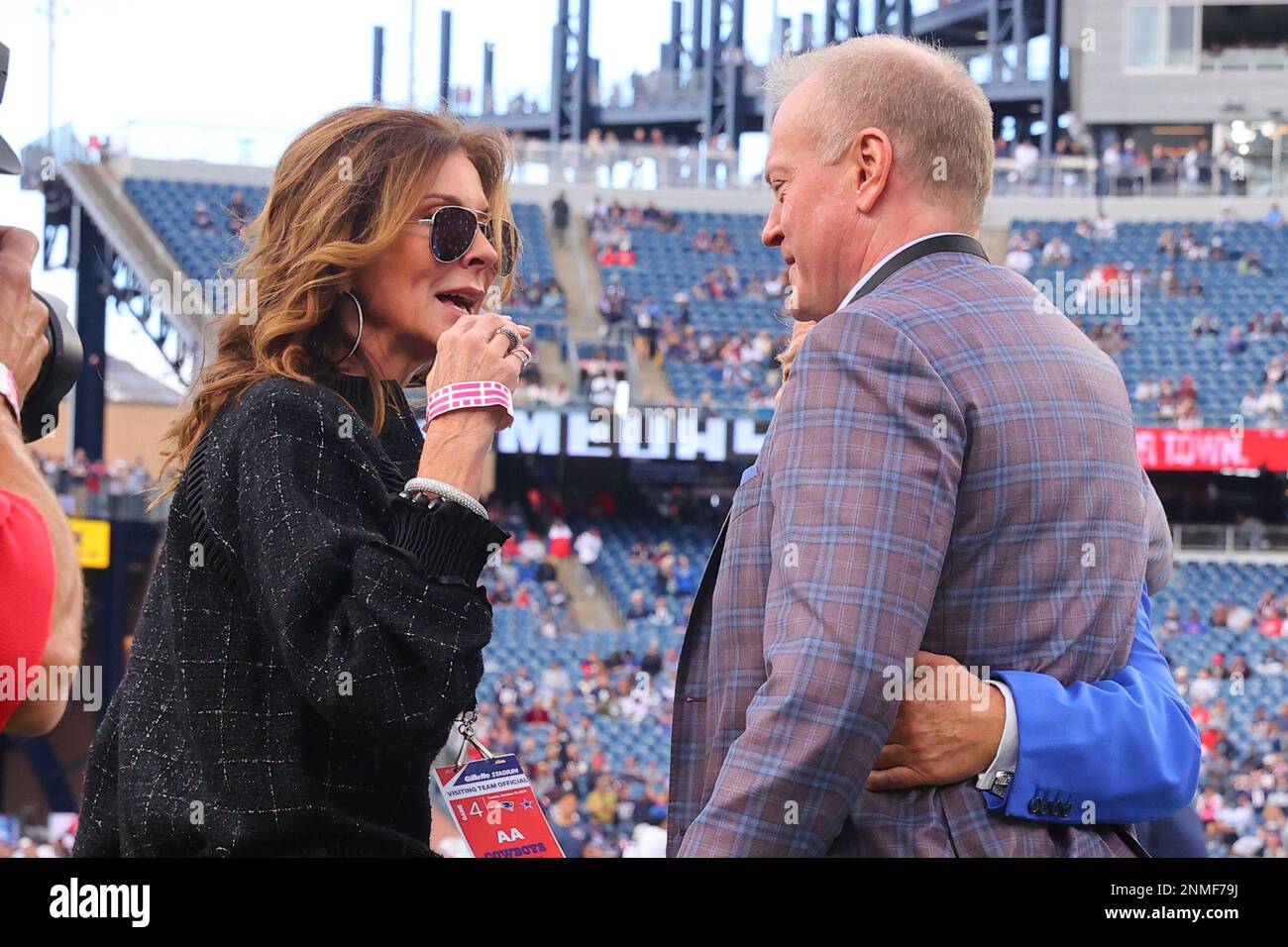 FOXBOROUGH, MA - OCTOBER 17: Dallas Cowboys Executive Vice President and Chief Brand Officer Charlotte Jones and Jerry Jones Jr. prior to the National Football League game between the New England Patriots and the Dallas Cowboys on October 17, 2021 at Gillette Stadium in Foxborough, MA. (Photo by Rich Graessle/Icon Sportswire) (Icon Sportswire via AP Images) Banque D'Images
