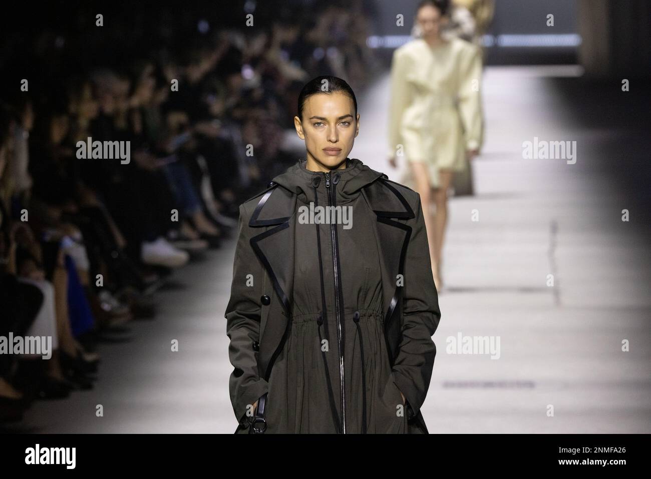 Irina Shayk marche sur la piste du défilé de mode de Tod pendant la semaine de mode de Milan vêtements pour femmes automne/hiver 2023/2024 sur 24 février 2023 à Milan, Italie. ©photo: Cinzia Camela. (Photo de Cinzia Camela/LiveMedia/LiveMedia/Sipa USA) Banque D'Images