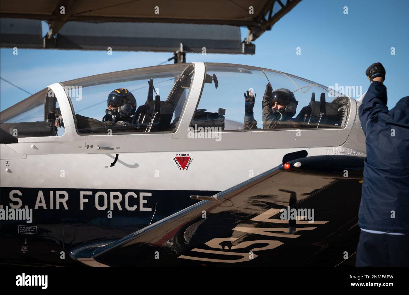 Les instructeurs et les pilotes étudiants se préparent à reprendre le vol à la base aérienne de Vance, en Oklahoma, en janvier 3. L'équipe Vance entre dans la nouvelle année avec une journée de sécurité pour nos instructeurs et les pilotes étudiants afin de livrer des pilotes de classe. (É.-U. Photos de la Force aérienne par Airman 1st Class Kathy Duran) Banque D'Images