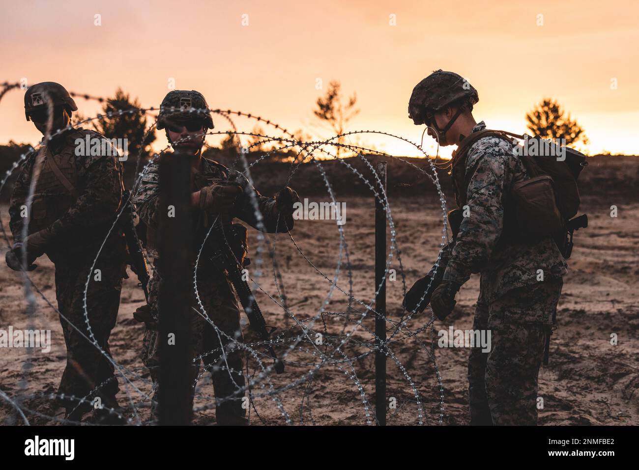 ÉTATS-UNIS Marines avec 8th Engineer support Battalion, combat Logistics Regiment 27, 2nd Marine Logistics Group fixe des fils de concertina pour une gamme de démolition pendant l'exercice de force de prépositionnement maritime (MPFEX) 23 sur l'installation de soutien du corps maritime Blount Island, Floride, le 12 février 2023. Au cours du MPFEX 23, Marines et marins ont mené divers exercices d'entraînement pour effectuer des déchargements sûrs et efficaces dans un environnement tactique afin d'améliorer le déploiement rapide et évolutif des forces expéditionnaires navales. (É.-U. Photo du corps marin par le Cpl Meshaq Hylton) Banque D'Images