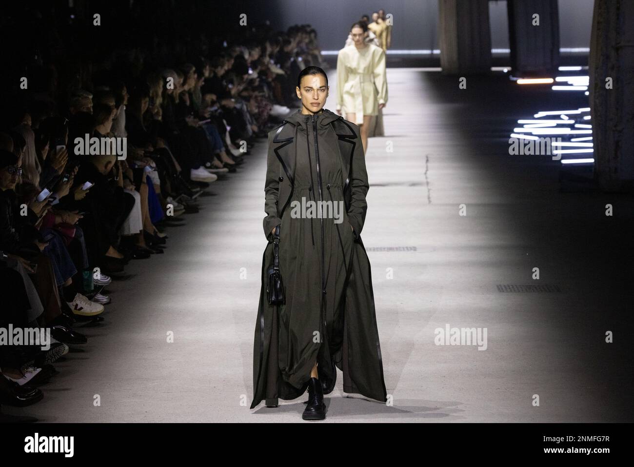 Milan, Italie. 24th févr. 2023. Irina Shayk marche sur la piste du défilé de mode de Tod pendant la semaine de mode de Milan vêtements pour femmes automne/hiver 2023/2024 sur 24 février 2023 à Milan, Italie. © photo: Cinzia Camela. Crédit : Agence photo indépendante/Alamy Live News Banque D'Images