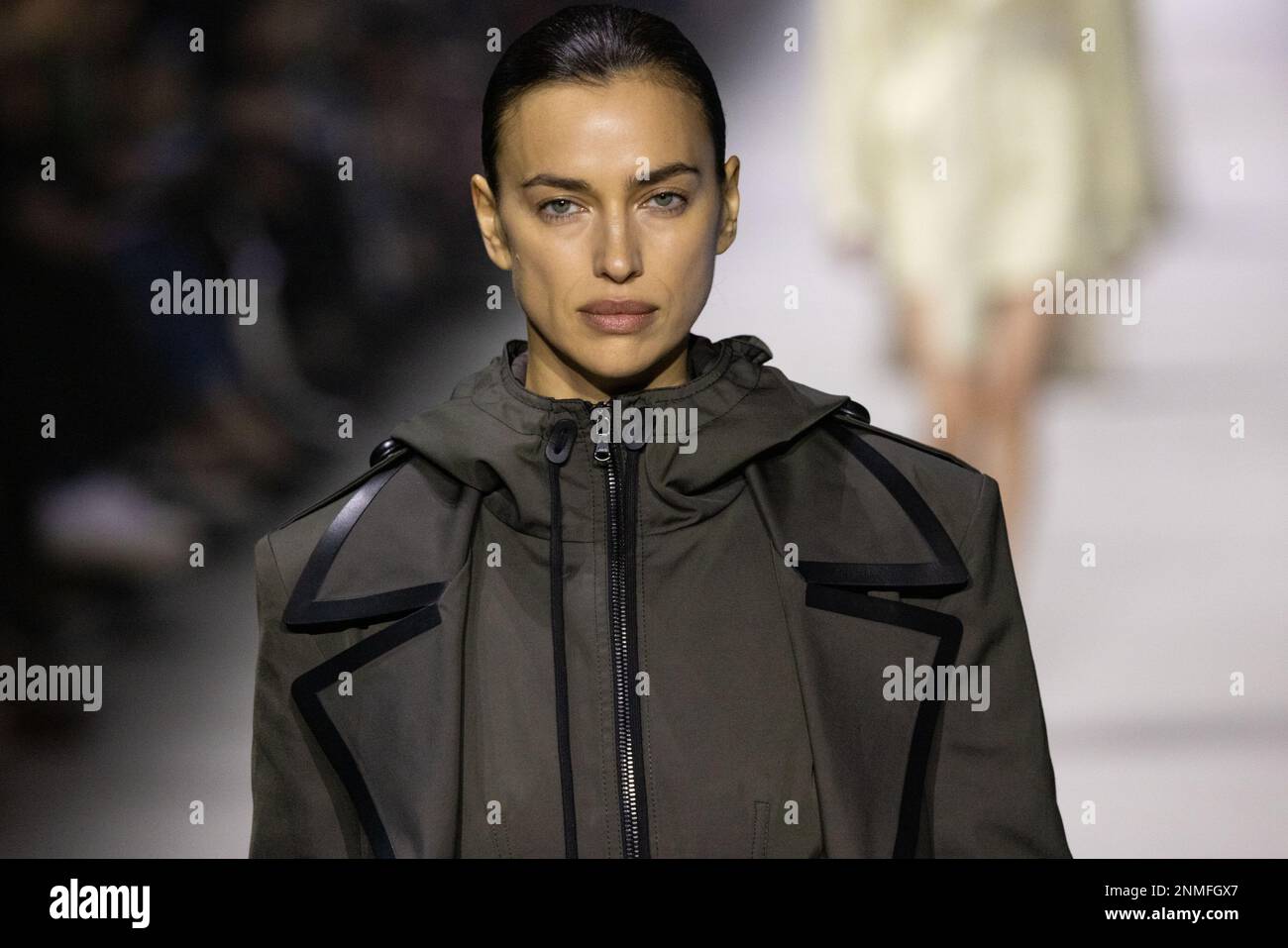 Milan, Italie. 24th févr. 2023. Irina Shayk marche sur la piste du défilé de mode de Tod pendant la semaine de mode de Milan vêtements pour femmes automne/hiver 2023/2024 sur 24 février 2023 à Milan, Italie. © photo: Cinzia Camela. Crédit : Agence photo indépendante/Alamy Live News Banque D'Images
