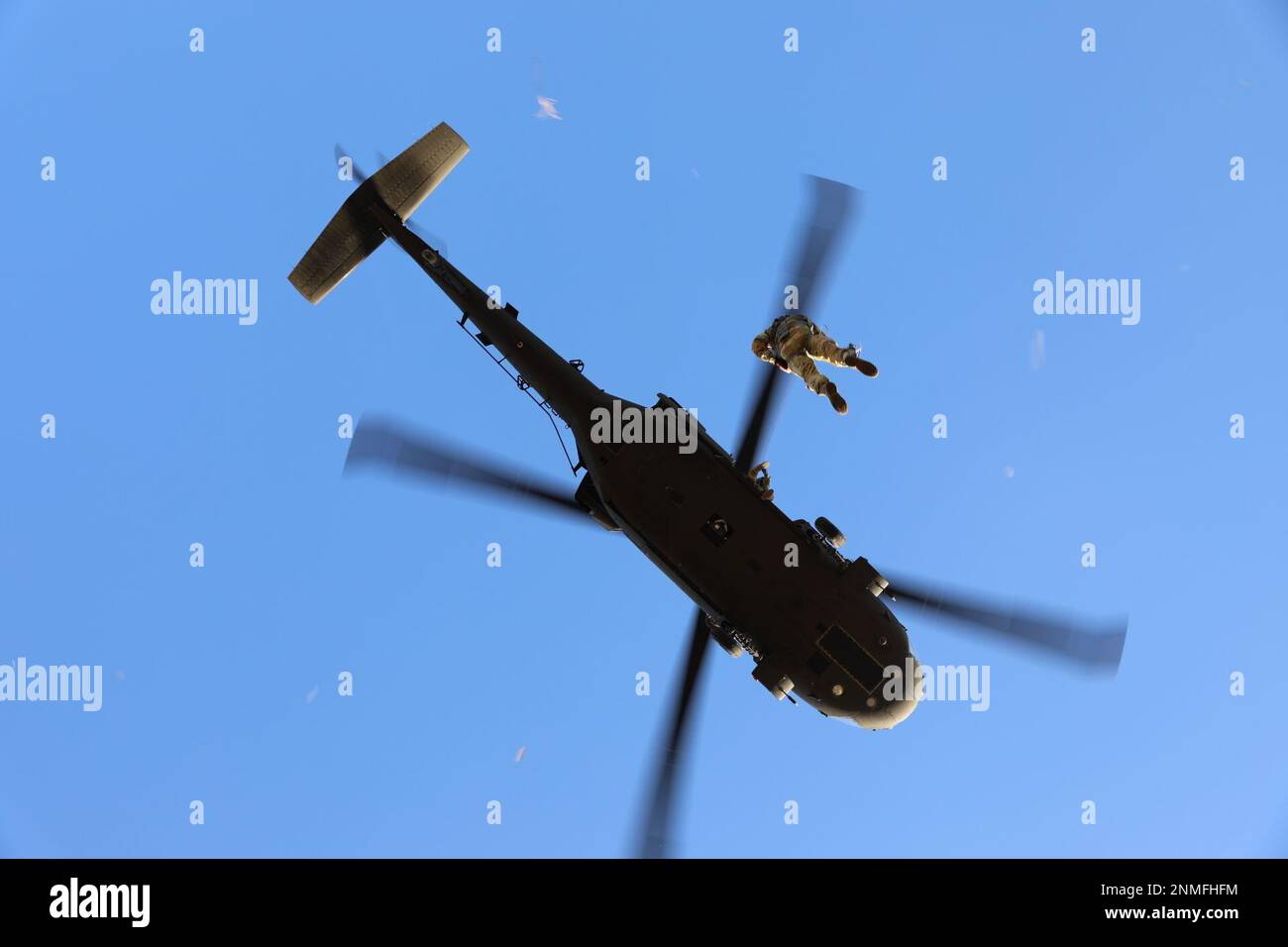 ÉTATS-UNIS Les soldats de la Brigade expéditionnaire de l'aviation de combat 28th s'entraînent avec des palans sur des hélicoptères UH-60 Black Hawk à l'aérodrome de l'Armée de Muir, le 24 février 2023. (É.-U. Photo de la Garde nationale de l'armée par 2nd Lt. Kate Kramer) Banque D'Images