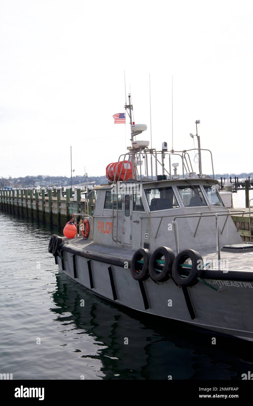 Bateau avec des mots PILOTE à l'extérieur. Ancré dans le port de Newport lors d'une journée d'hiver nuageux à Rhode Island, aux États-Unis. Banque D'Images