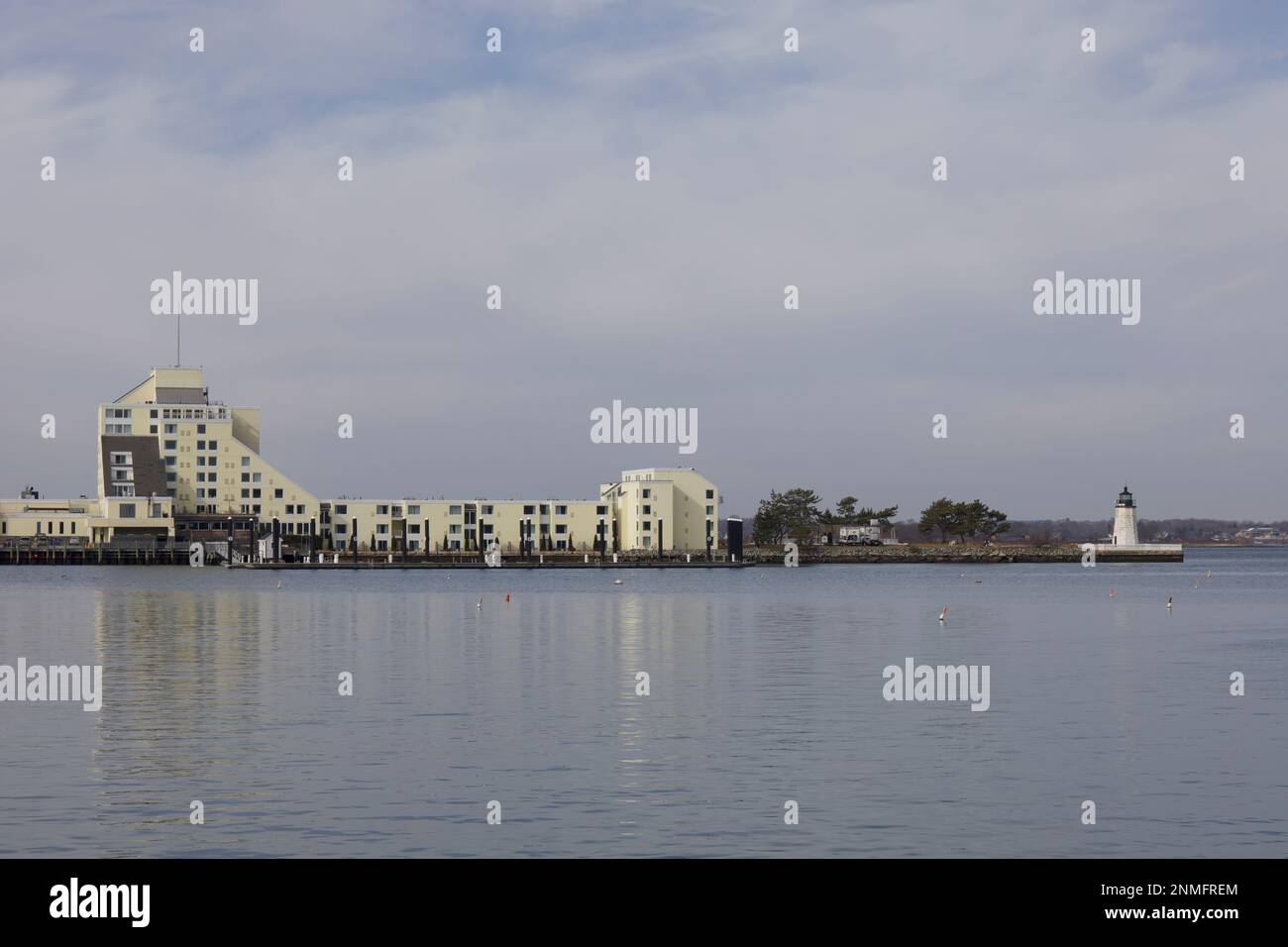 Vue sur Newport Harbor Island Resort et le phare de Goat Island, ainsi que sur l'eau environnante pendant l'hiver lors d'une journée nuageux à Rhode Island Banque D'Images