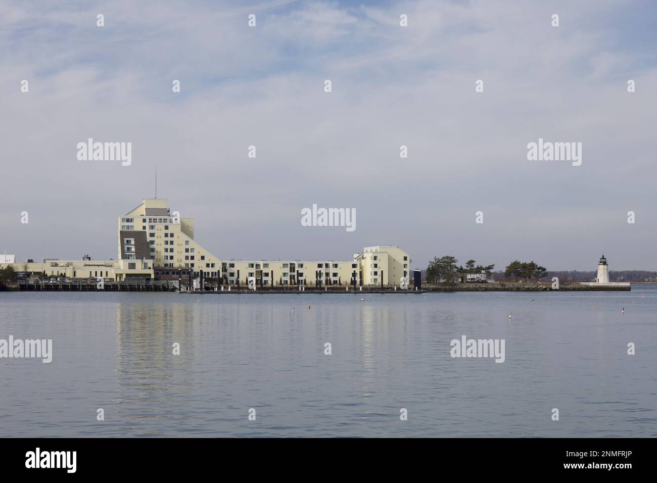 Vue sur Newport Harbor Island Resort et le phare de Goat Island, ainsi que sur l'eau environnante pendant l'hiver lors d'une journée nuageux à Rhode Island Banque D'Images