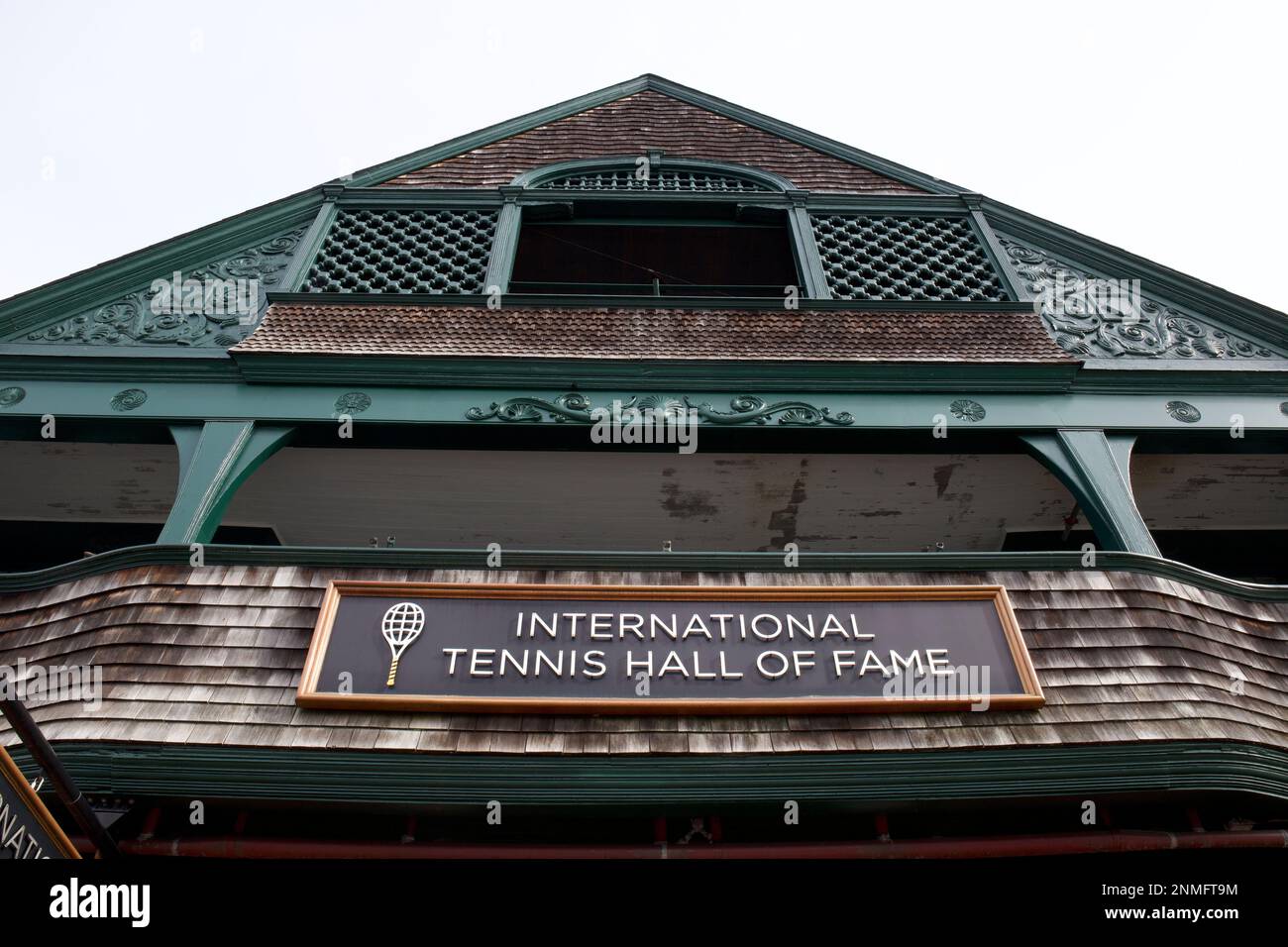 Vue sur l'extérieur du International tennis Hall of Fame pendant l'hiver. Vue sur les étages supérieurs et le toit avec enseigne. Banque D'Images