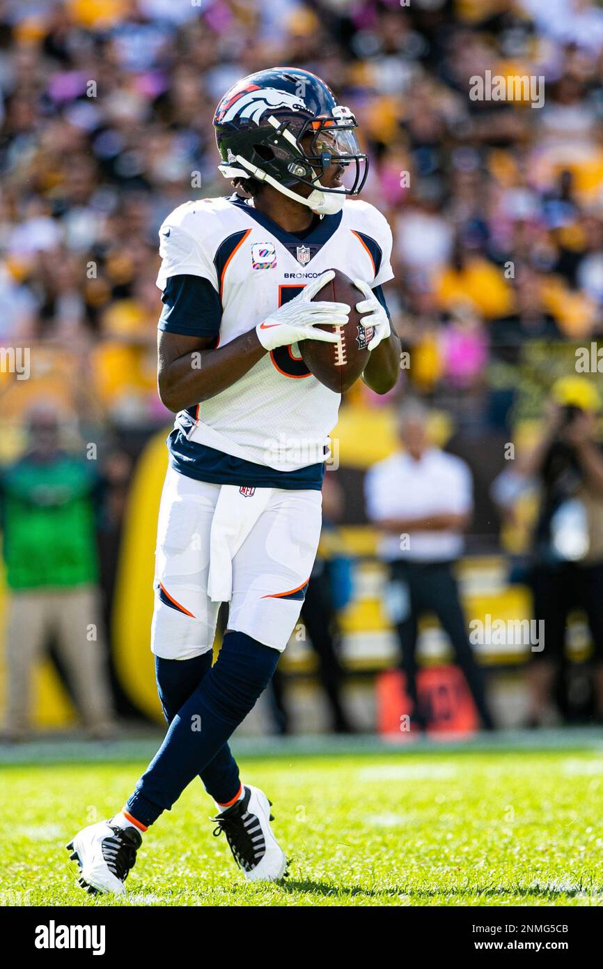 PITTSBURGH, PA - OCTOBER 10: Denver Broncos quarterback Teddy Bridgewater (5) looks to pass during the game against the Denver Broncos and the Pittsburgh Steelers on October 10, 2021 at Heinz Field in Pittsburgh, PA. (Photo by Mark Alberti/Icon Sportswire) (Icon Sportswire via AP Images) Banque D'Images