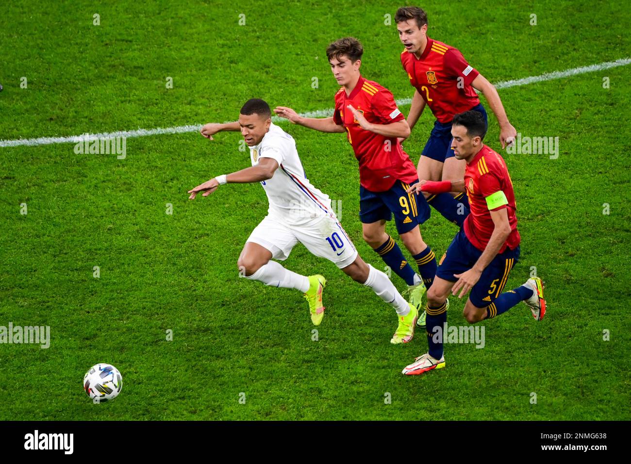 France's Kylian Mbappe, left, battles for the ball with Spain's Gavi, second left, and Cesar Azpilicueta and Sergio Busquets, bottom right, during the UEFA Nations League final soccer match between Spain and France at the San Siro stadium, in Milan, Italy, Sunday, Oct. 10, 2021. (Miguel Medina/Pool Photo via AP) Banque D'Images