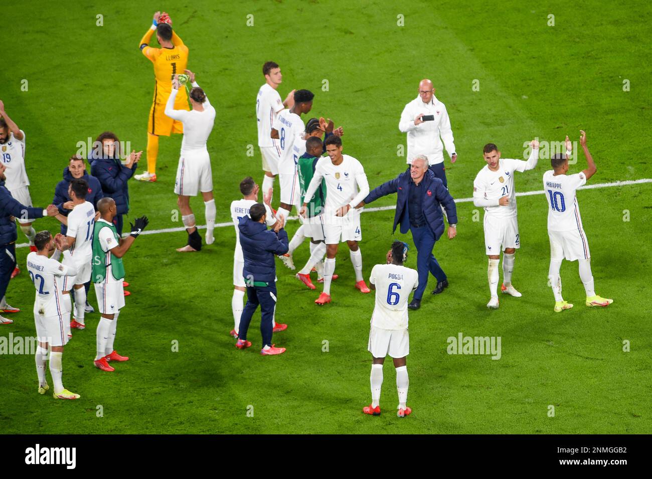 France's manager Didier Deschamps, centre, celebrates with his players following the UEFA Nations League semifinal soccer match between Belgium and France at the Juventus stadium, in Turin, Italy, Thursday, Oct. 7, 2021. (Massimo Rana/Pool Photo via AP) Banque D'Images