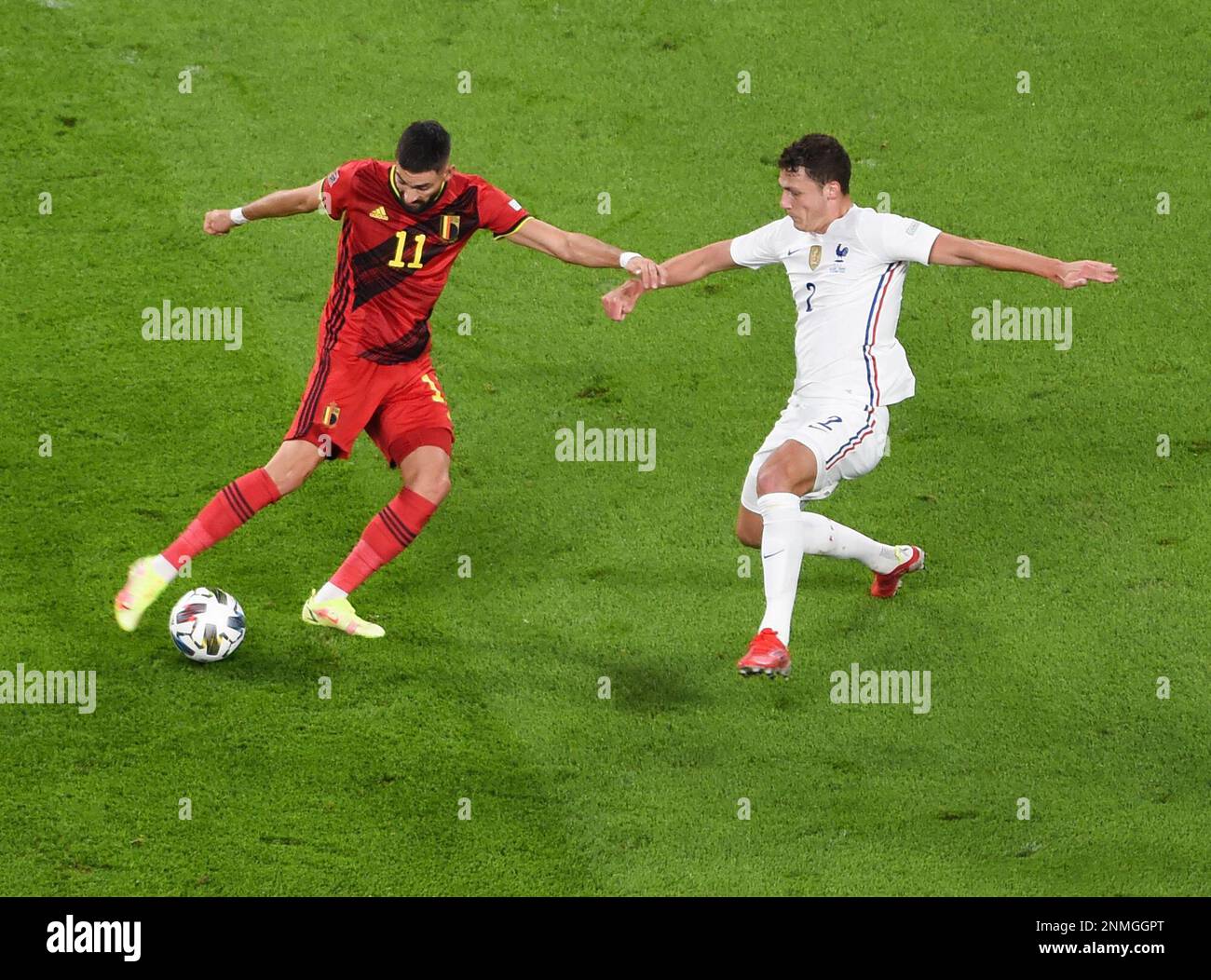 Belgium's Yannick Carrasco, left, kicks the ball past France's Benjamin Pavard to score his team's first goal during the UEFA Nations League semifinal soccer match between Belgium and France at the Juventus stadium, in Turin, Italy, Thursday, Oct. 7, 2021. (Massimo Rana/Pool Photo via AP) Banque D'Images
