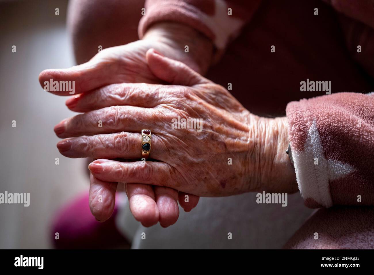Mains d'un senior, haute-Bavière, Bavière, Allemagne Banque D'Images