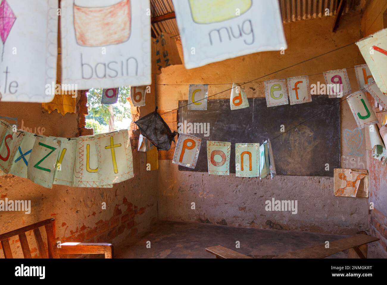 Une salle de classe dans une école primaire rurale en Ouganda. Banque D'Images