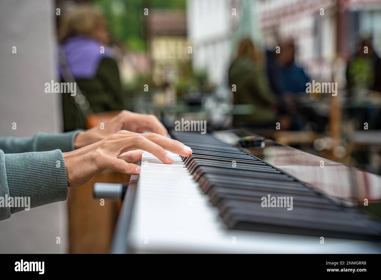 Mains sur clavier, Calw, Forêt Noire, Allemagne Banque D'Images