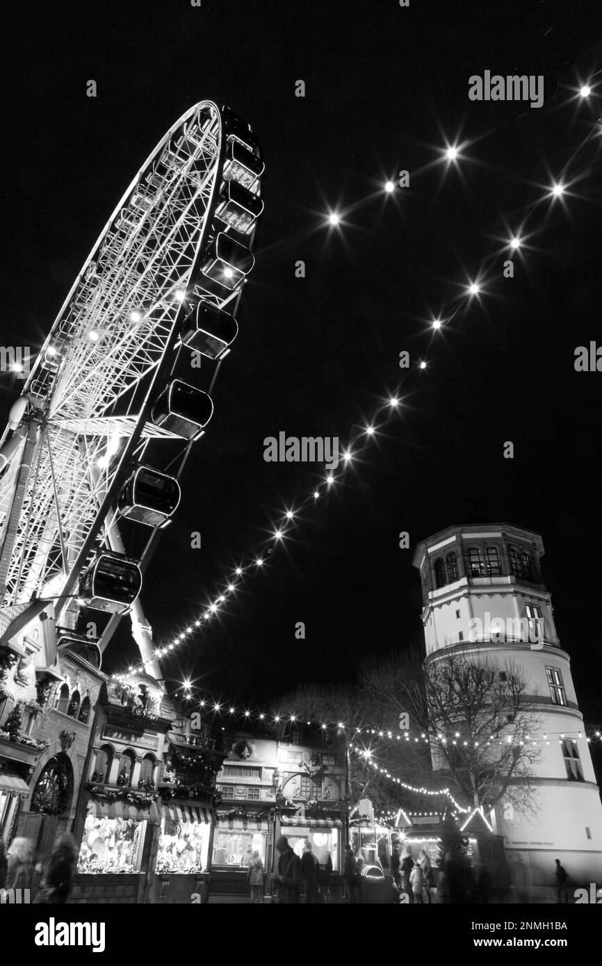 Promenade du Rhin avec tour du château et grande roue illuminée au crépuscule, Düsseldorf, Rhénanie-du-Nord-Westphalie, Allemagne Banque D'Images