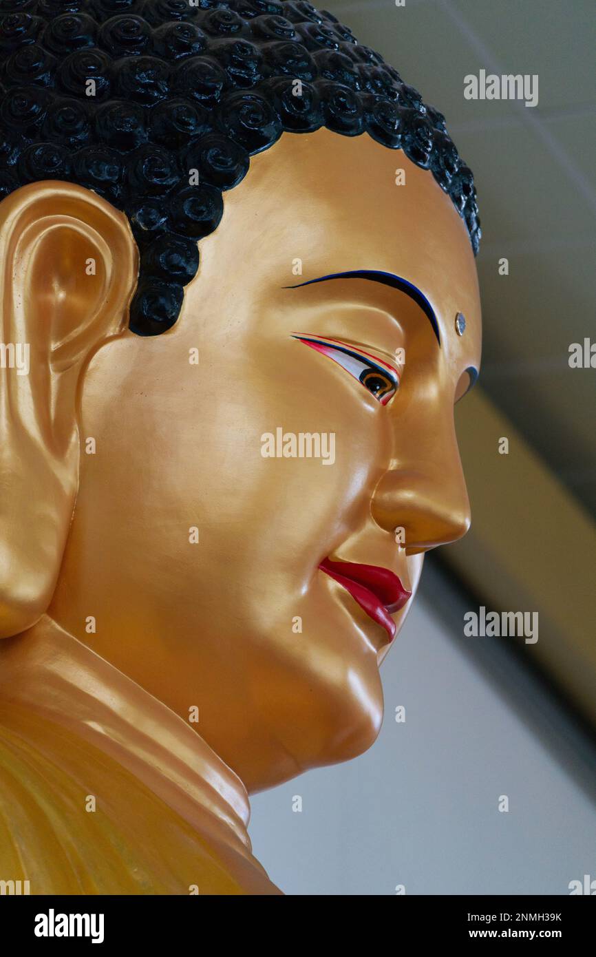 Statue de Bouddha face vue rapprochée en feuille d'or, Melbourne Australie. Banque D'Images