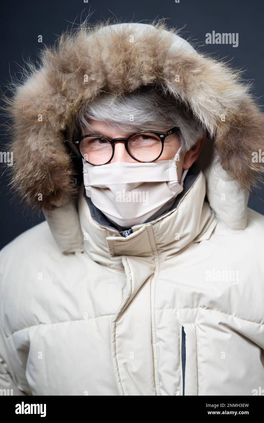 Homme plus âgé avec masque et tenue d'hiver Banque D'Images