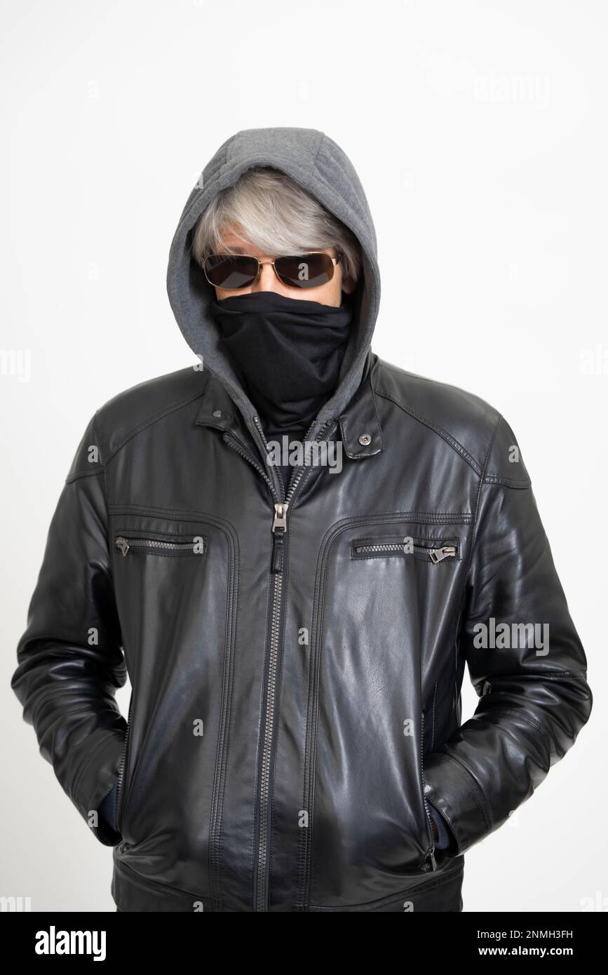 Homme plus âgé avec masque et lunettes de soleil Banque D'Images