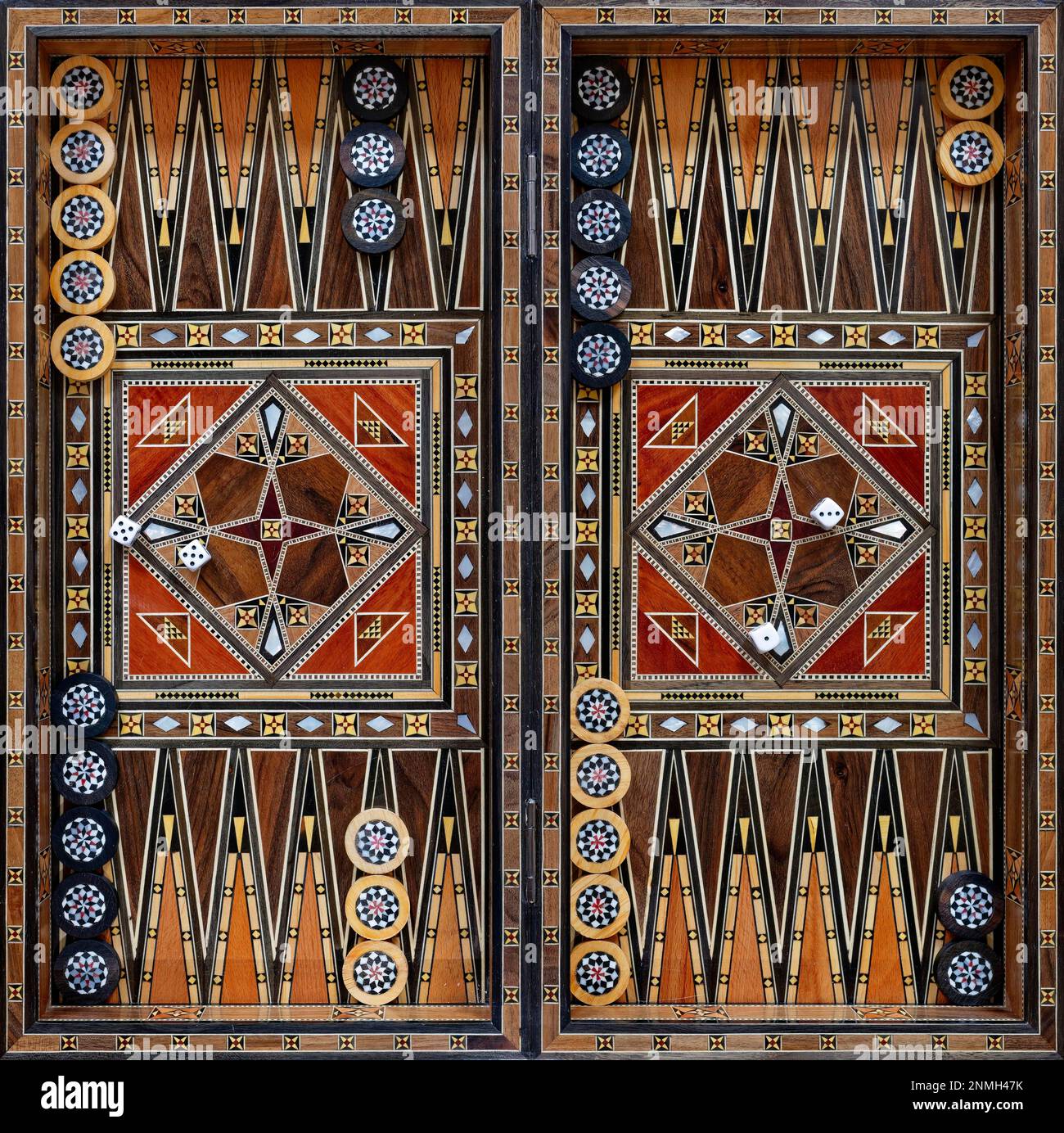 Jeu de backgammon d'échecs en bois, design oriental, artisanat de Damas, situation de jeu, début de jeu Banque D'Images