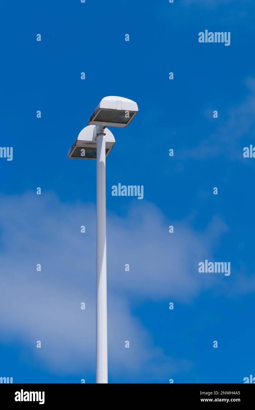 Luminaire de parking et poteau de support métallique avec fond bleu ciel, Melbourne Australie. Banque D'Images
