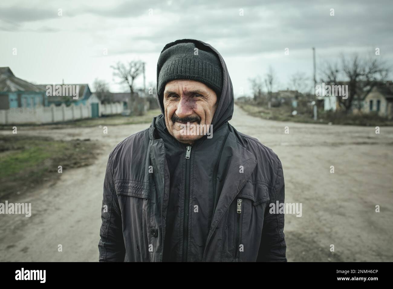 Alik, l'un des derniers habitants du village de Novohrihorivkas évacué par l'armée ukrainienne et le premier à rentrer, Novohrihorivka, Ukraine Banque D'Images