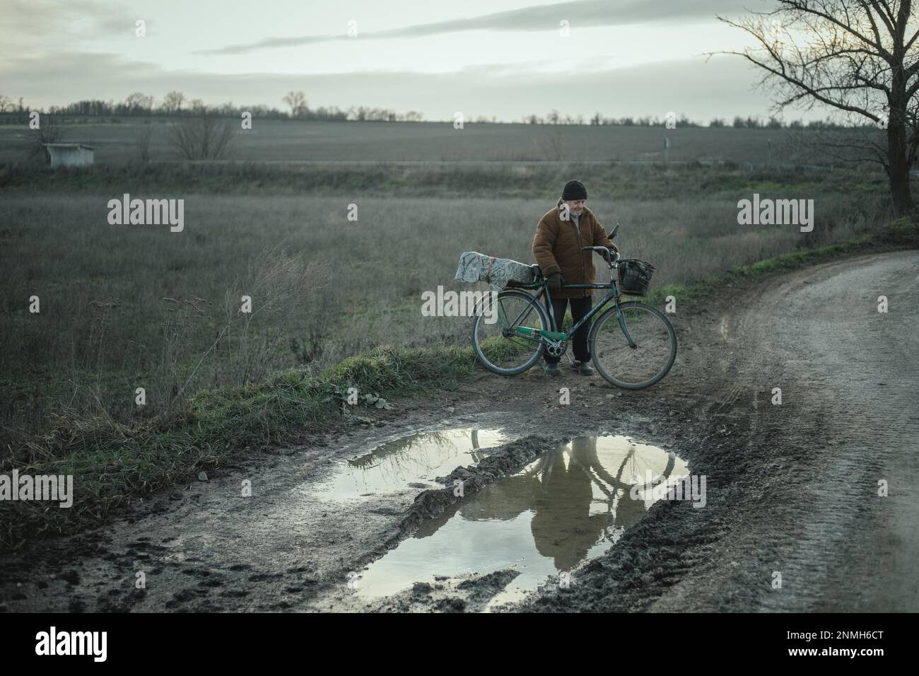 Mihaylo, agriculteur sur son chemin de retour, son village occupé par les troupes russes jusqu'en novembre 2022, Sorivka, Ukraine, 2023 Banque D'Images