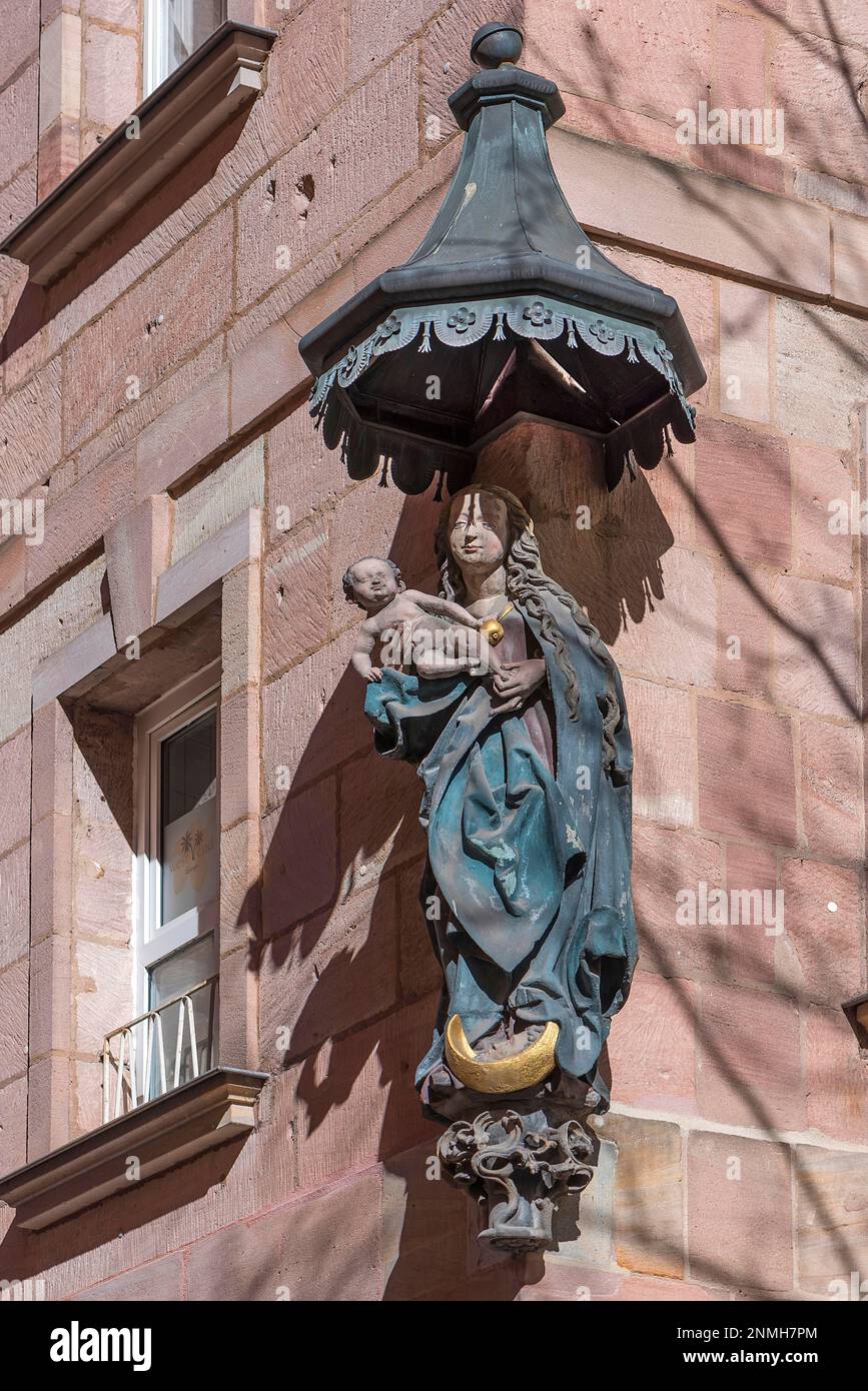 Sculpture de Marie Immaculata avec l'enfant Jésus, Saint domestique sur une maison de ville, Nuremberg, moyenne-Franconie, Bavière, Allemagne Banque D'Images