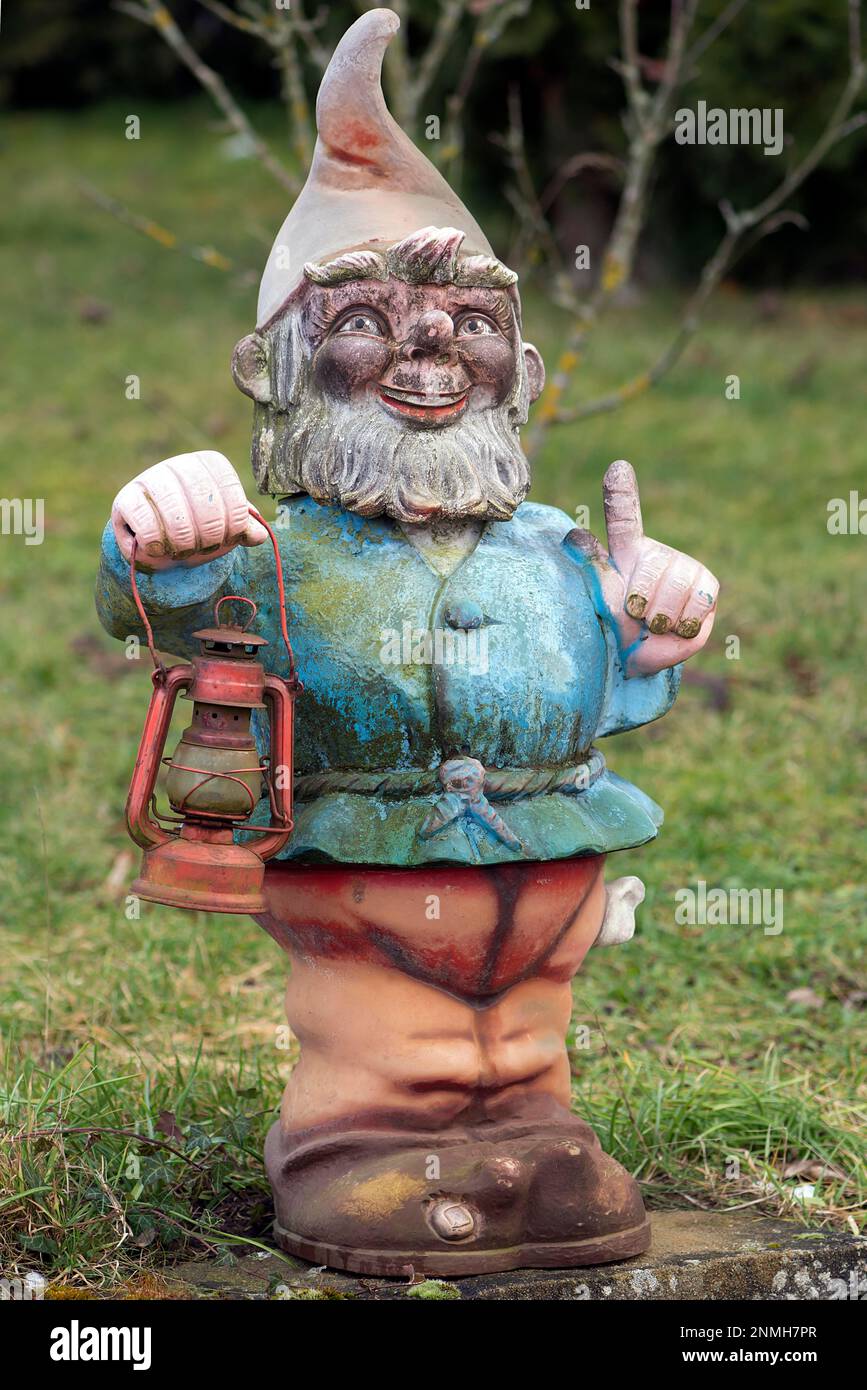 Gnome de jardin avec lanterne dans un jardin, Bavière, Allemagne Banque D'Images