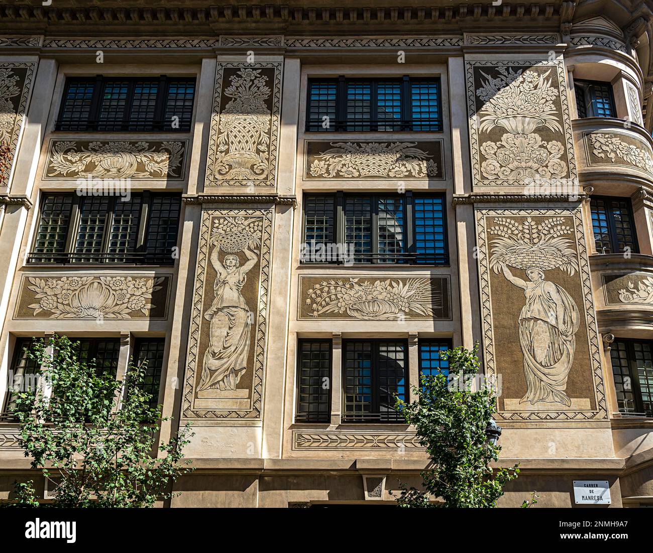 Belle conception sur une façade de maison, Barcelone, Catalogne, Espagne Banque D'Images