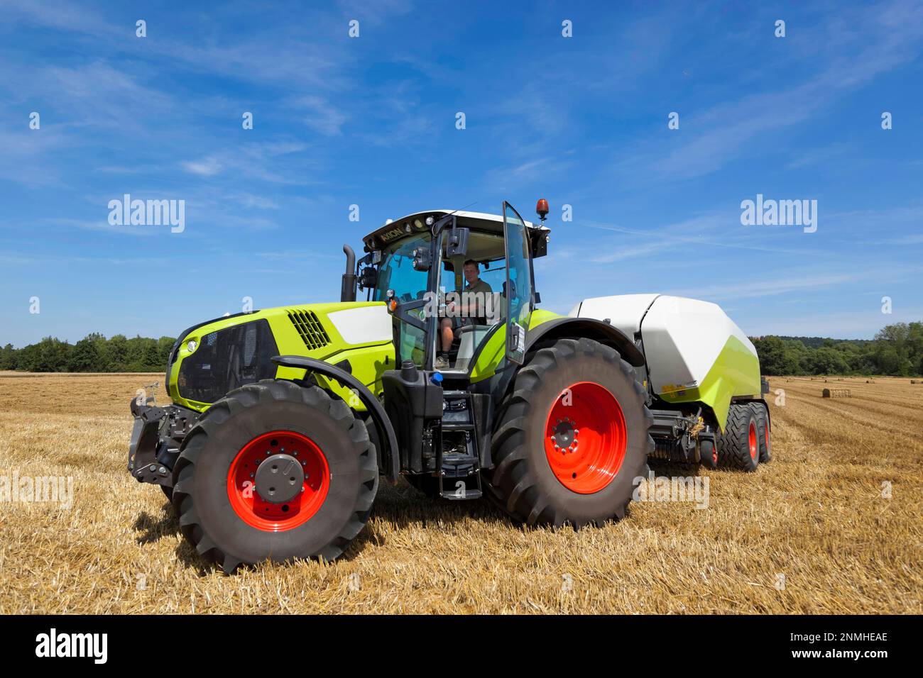 Agriculteur en action sur son tracteur Banque D'Images
