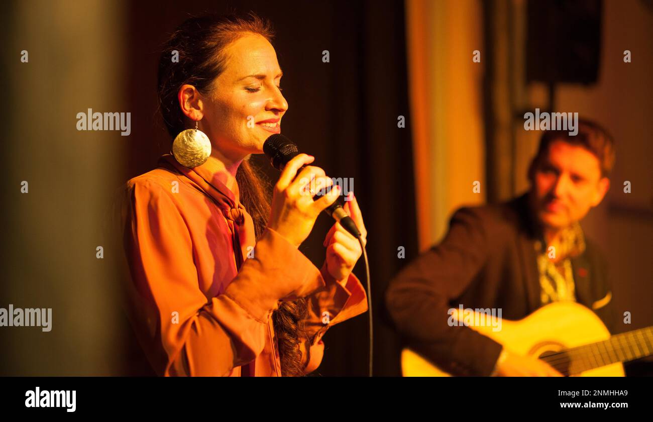 La chanteuse Stephanie Neigel à un concert dans la salle de culture de la Rommelmuehle, Bietigheim-Bissingen, dans le guitariste Daniel Stelter Banque D'Images