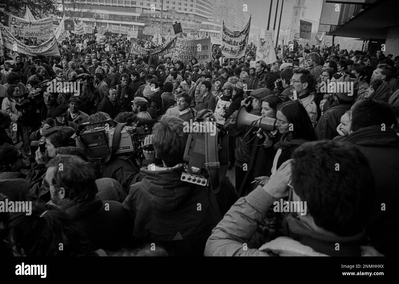 GDR, Berlin, 19.11.1989, démonstration sur 19 89 novembre: En face du Volkskammer, presse Hype Banque D'Images