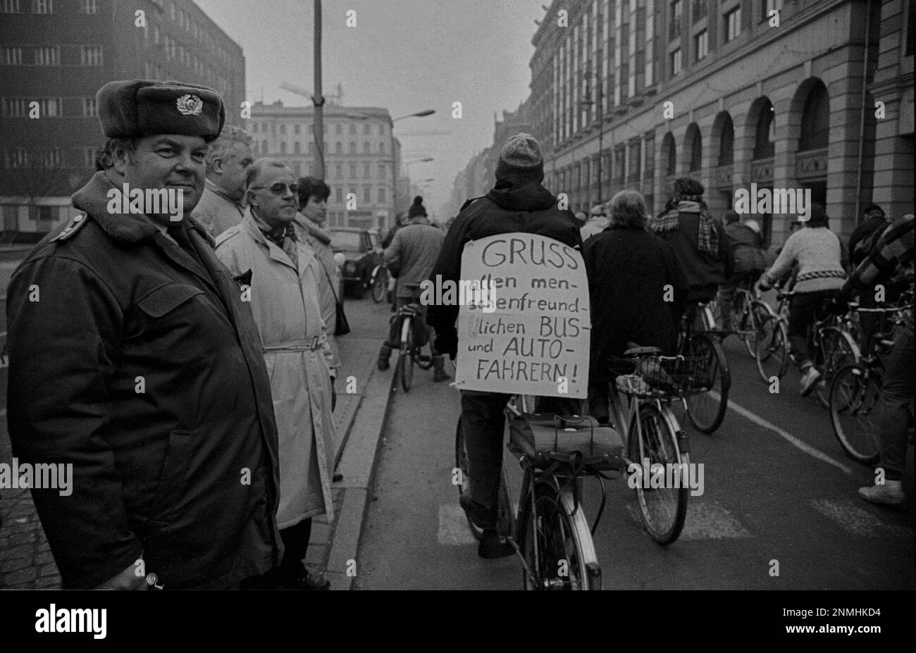 GDR, Berlin, 7,1.1990, 1st démonstration de vélo à Berlin-est, officier de police populaire Banque D'Images