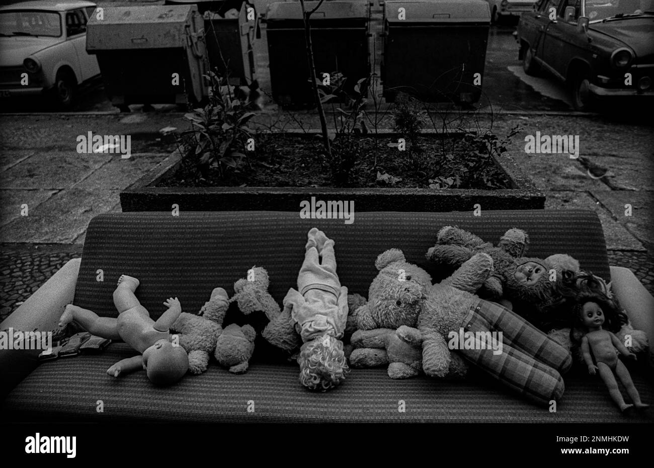 GDR, Berlin, 28.01.1990, poupées sur un sofa dans Oderberger Strasse... Banque D'Images