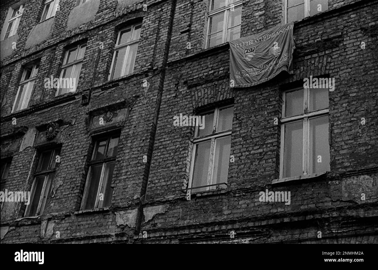 GDR, Berlin, 8,1.1990, façade de maison à Steinstrasse, FDJ, emblèmes GDR Banque D'Images