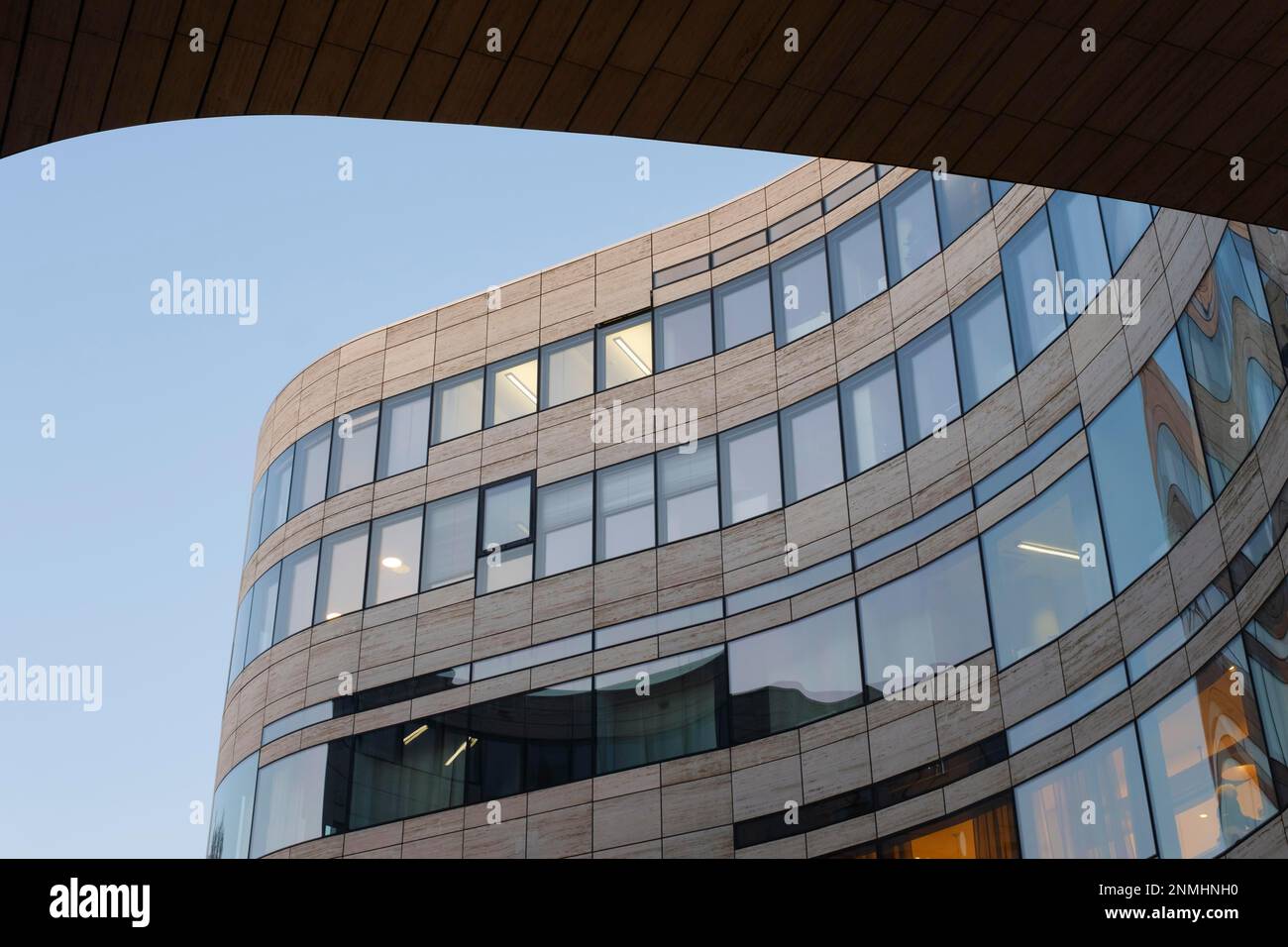 Bâtiment commercial moderne, Koe-Bogen, architecte Daniel Libeskind, Düsseldorf, Rhénanie-du-Nord-Westphalie, Allemagne Banque D'Images