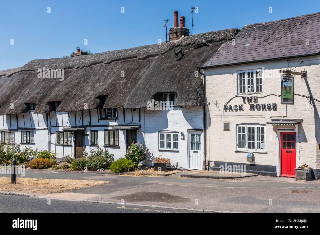 Le pub Pack Horde et les cottages traditionnels anglais au toit de chaume à Wendover, Buckinghamshire Banque D'Images