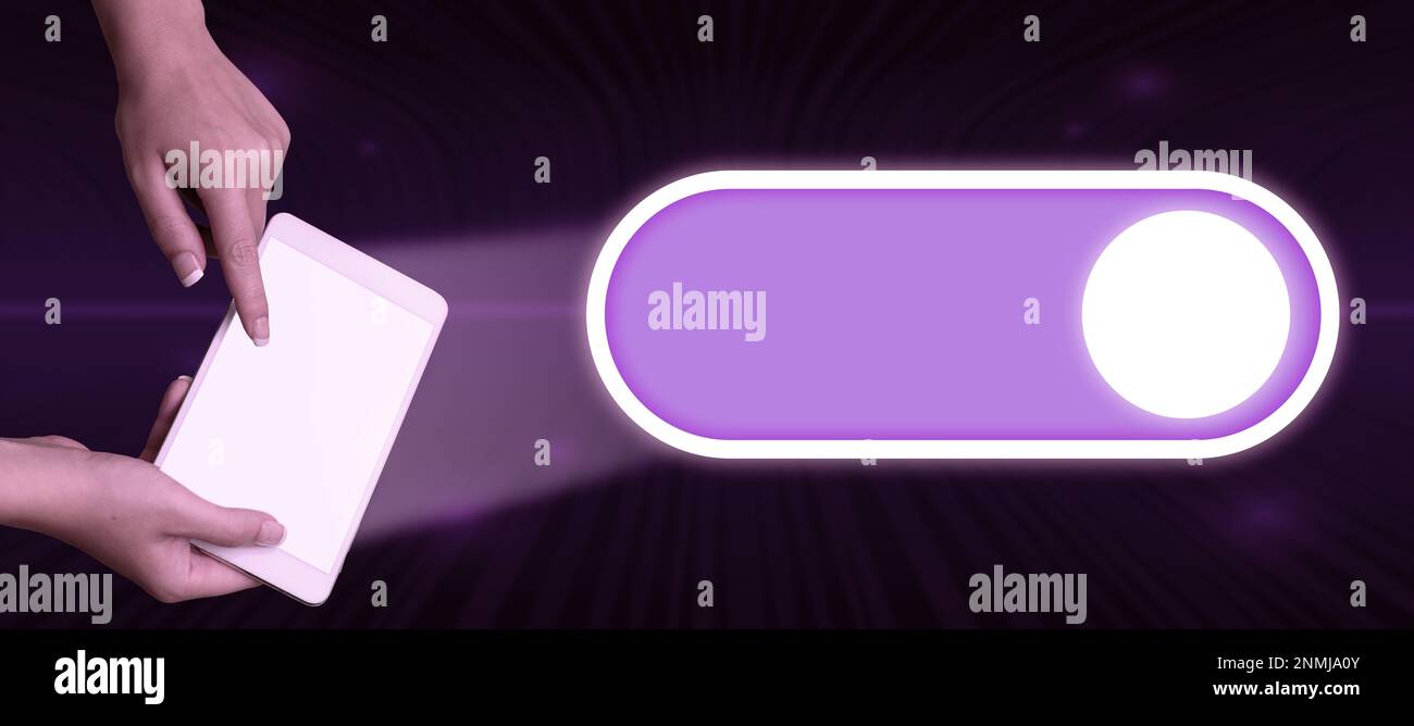 Deux mains tenant le téléphone portable et appuyez sur l'écran. Téléphone portable présentant de nouvelles technologies futuristes. Palmiers transportant un téléphone portable en retard Banque D'Images