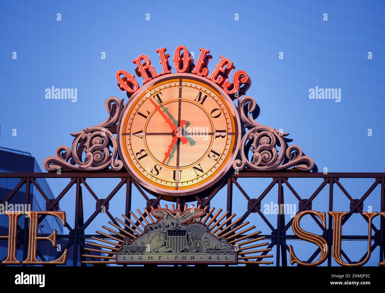 BALTIMORE, MD - SEPTEMBER 24 A view of the scoreboard clock at Camden Yard in Baltimore, Md during the Texas Rangers game versus the Baltimore Orioles on September 24, 2021. (Photo by Mark Goldman/Icon Sportswire) (Icon Sportswire via AP Images) Banque D'Images