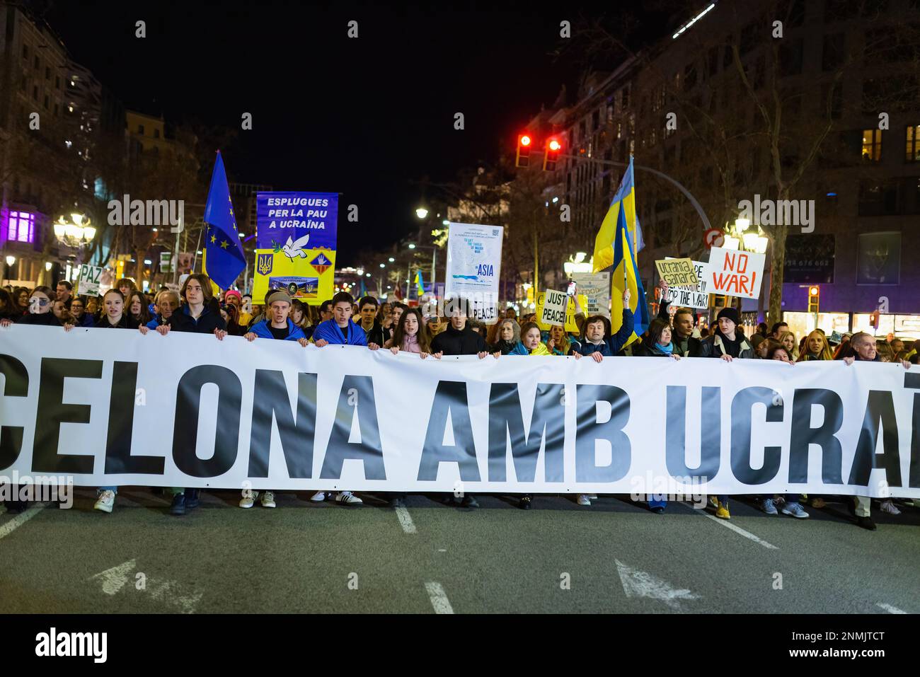 Barcelone, Espagne. 24th févr. 2023. Les manifestants tiennent une immense bannière qui dit « Barcelone est avec l'Ukraine » lors d'une marche marquant le 1st anniversaire de l'invasion russe de l'Ukraine et le début de la guerre Ukraine-Russie. La Russie a envahi l'Ukraine le 24th février 2022 dans ce que son président Poutine a appelé une « opération militaire spéciale ». Des milliers de personnes ont défilé dans la rue principale de Barcelone Passeig de Gracia pour protester contre la guerre. (Photo par Davide Bonaldo/SOPA Images/Sipa USA) Credit: SIPA USA/Alay Live News Banque D'Images