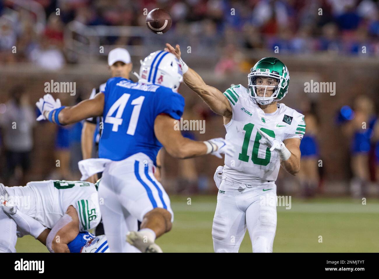 DALLAS, TX - SEPTEMBER 11: North Texas Mean Green quarterback Jace Ruder (#10) throws a pass during the college football game between the SMU Mustangs and North Texas Mean Green on September 11, 2021, at Gerald J. Ford Stadium in Dallas, TX. (Photo by Matthew Visinsky/Icon Sportswire) (Icon Sportswire via AP Images) Banque D'Images