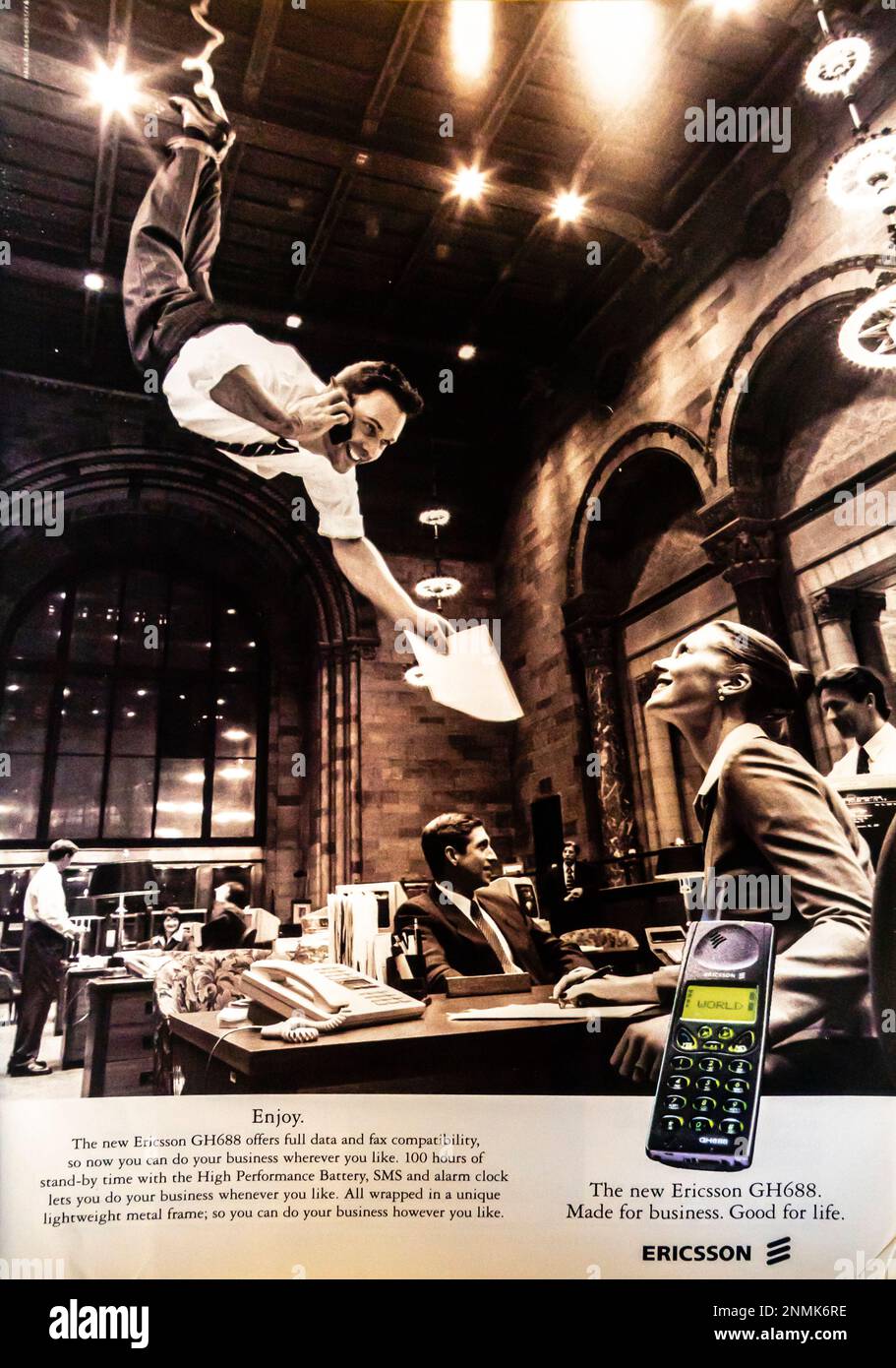 Ericsson GH 688 téléphone mobile dans un magazine NatGeo, septembre 1997 Banque D'Images