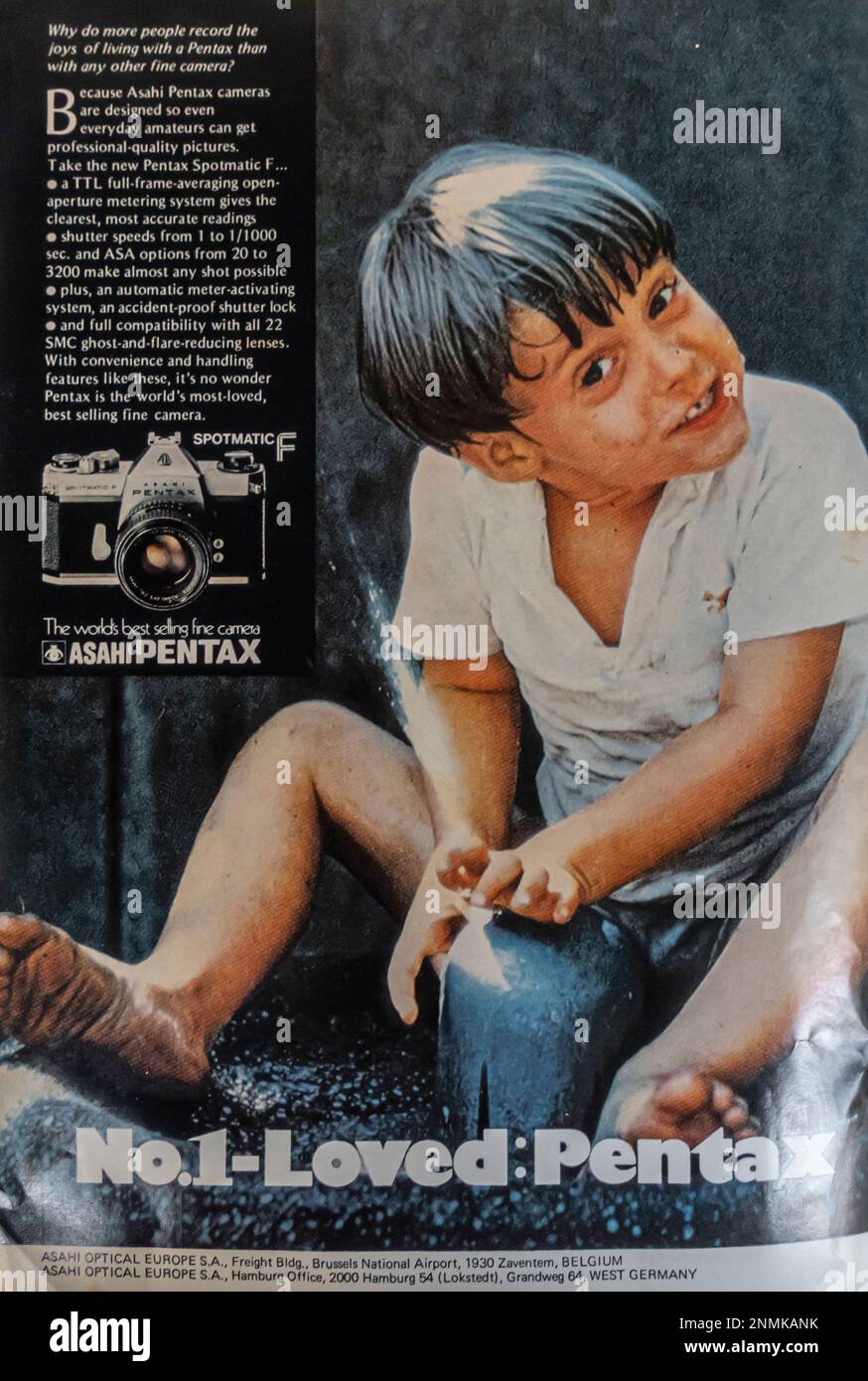 Asahi Pentax SpotmaticF photocamera dans un magazine NatGeo, juillet 1974, Banque D'Images