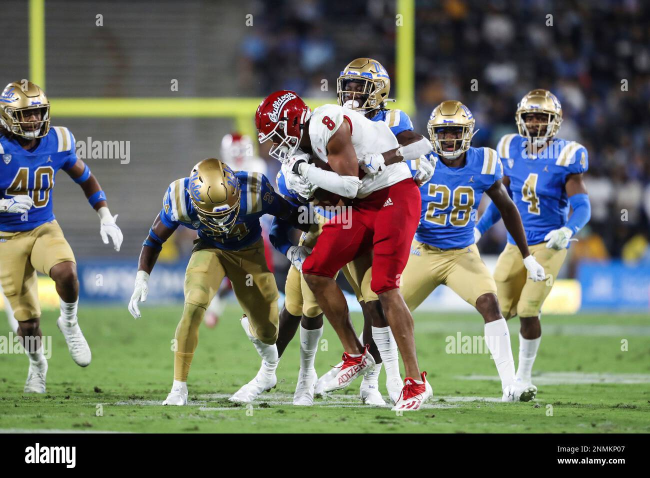 PASADENA, CA - SEPTEMBER 18: UCLA defense swarms Fresno State wide receiver Ty Jones (8) to prevent a first down in a college game between UCLA Bruins and the Fresno State Bulldogs on September 18, 2021, at the Rose Bowl in Pasadena, CA. (Photo by Will Navarro/Icon Sportswire) (Icon Sportswire via AP Images) Banque D'Images