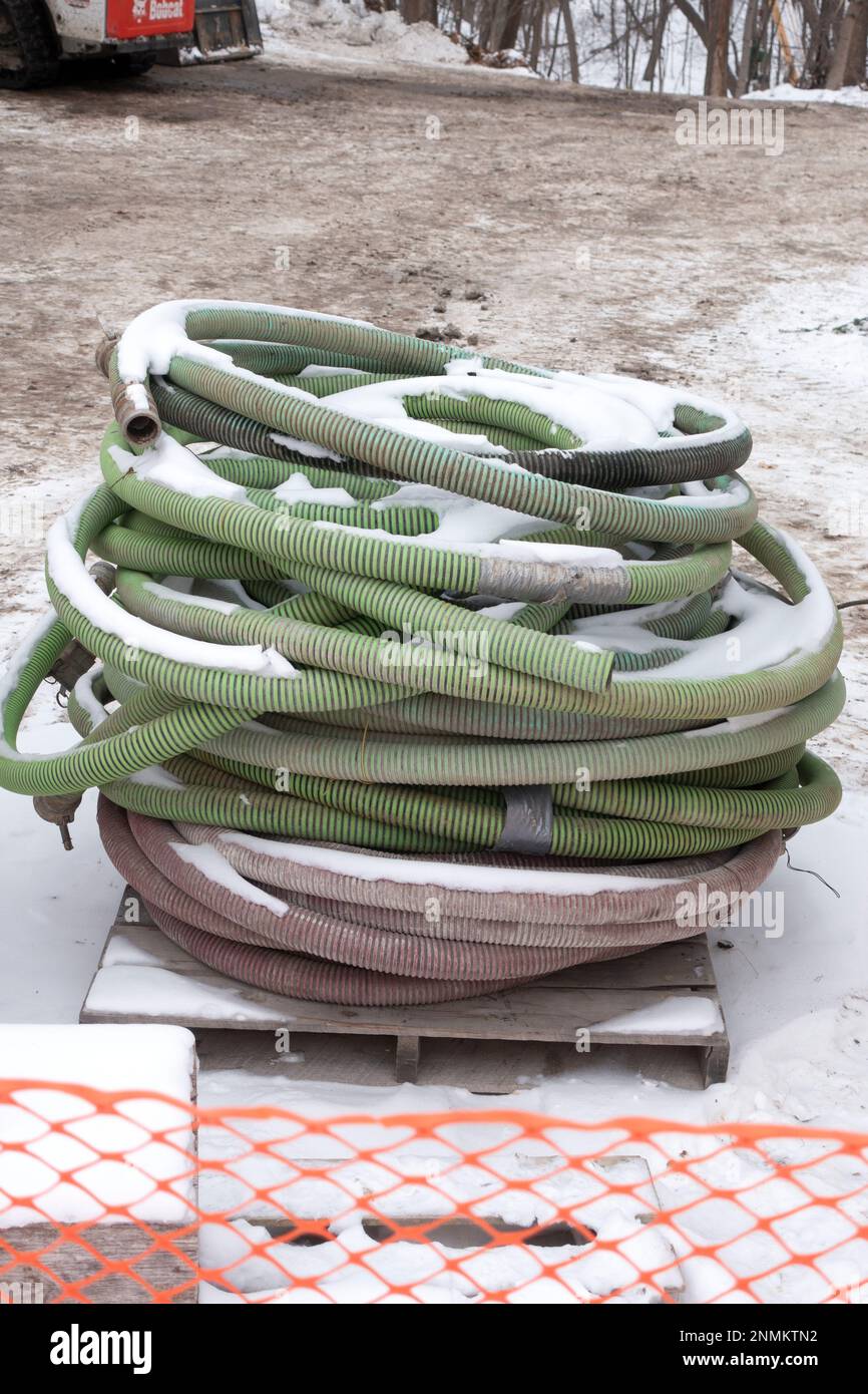 Bobine de flexibles verts sur une plate-forme trouvée dans un chantier de construction. Minneapolis Minnesota MN États-Unis Banque D'Images
