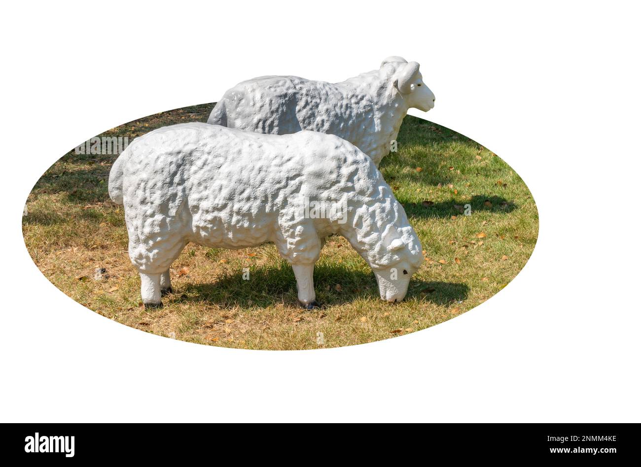 Sculpture réaliste isolée de deux moutons et herbe pour la décoration de jardin sur fond blanc. Banque D'Images