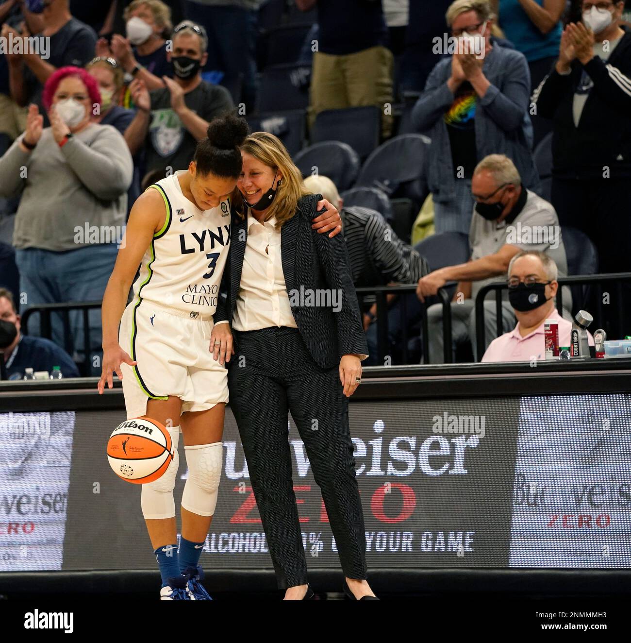 In the waning seconds of the game, Minnesota Lynx guard Aerial Powers dribbles the ball while hugging head coach Cheryl Reeve during the Lynx's 90-80 win over the Indiana Fever in a WNBA basketball game, Sunday, Sept. 12, 2021, in Minneapolis. (David Joles/Star Tribune via AP) Banque D'Images
