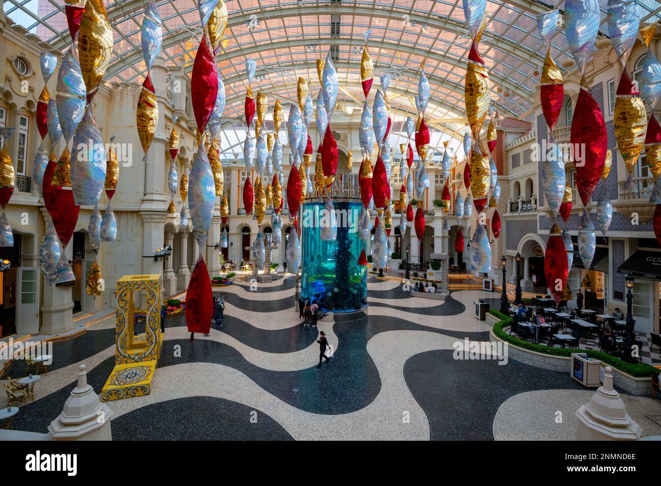 Le lobby et l'aquarium géant dans le nouveau casino et hôtel MGM, Macao, Chine. Banque D'Images