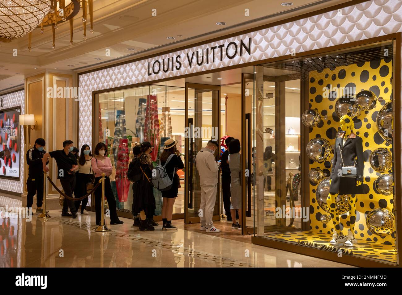 Les touristes chinois achetant la marque de luxe Louis Vuitton, Macao, Chine. Banque D'Images